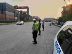 Personel Satlantas dan Satsamapta Polres Pelabuhan Tanjung Priok Laksanakan Pengaturan Lalu Lintas, Arus Kendaraan Lancar dan Situasi Tetap Kondusif Personel Satlantas dan Satsamapta Polres Pelabuhan Tanjung Priok Laksanakan Pengaturan Lalu Lintas, Arus Kendaraan Lancar dan Situasi Tetap Kondusif
