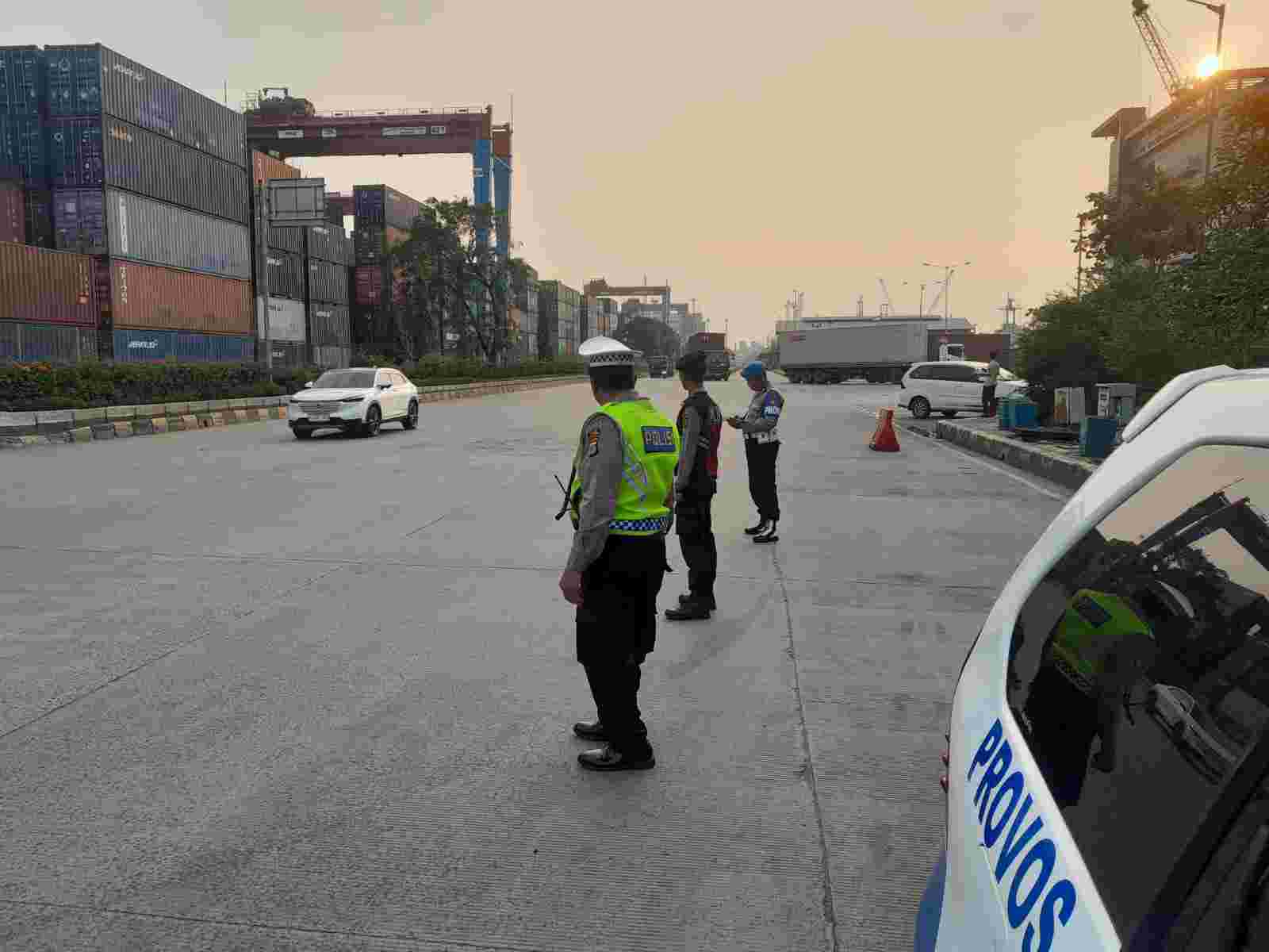 Personel Satlantas dan Satsamapta Polres Pelabuhan Tanjung Priok Laksanakan Pengaturan Lalu Lintas, Arus Kendaraan Lancar dan Situasi Tetap Kondusif
