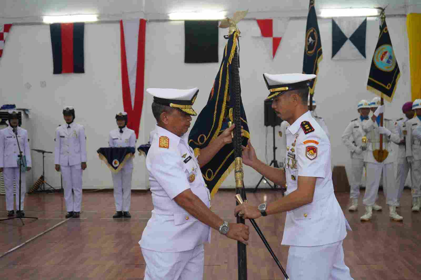 Putra Nias Resmi Pegang Tongkat Komando, Laksda TNI Sarimpunan Tanjung Pimpin Sertijab Danlanal Nias