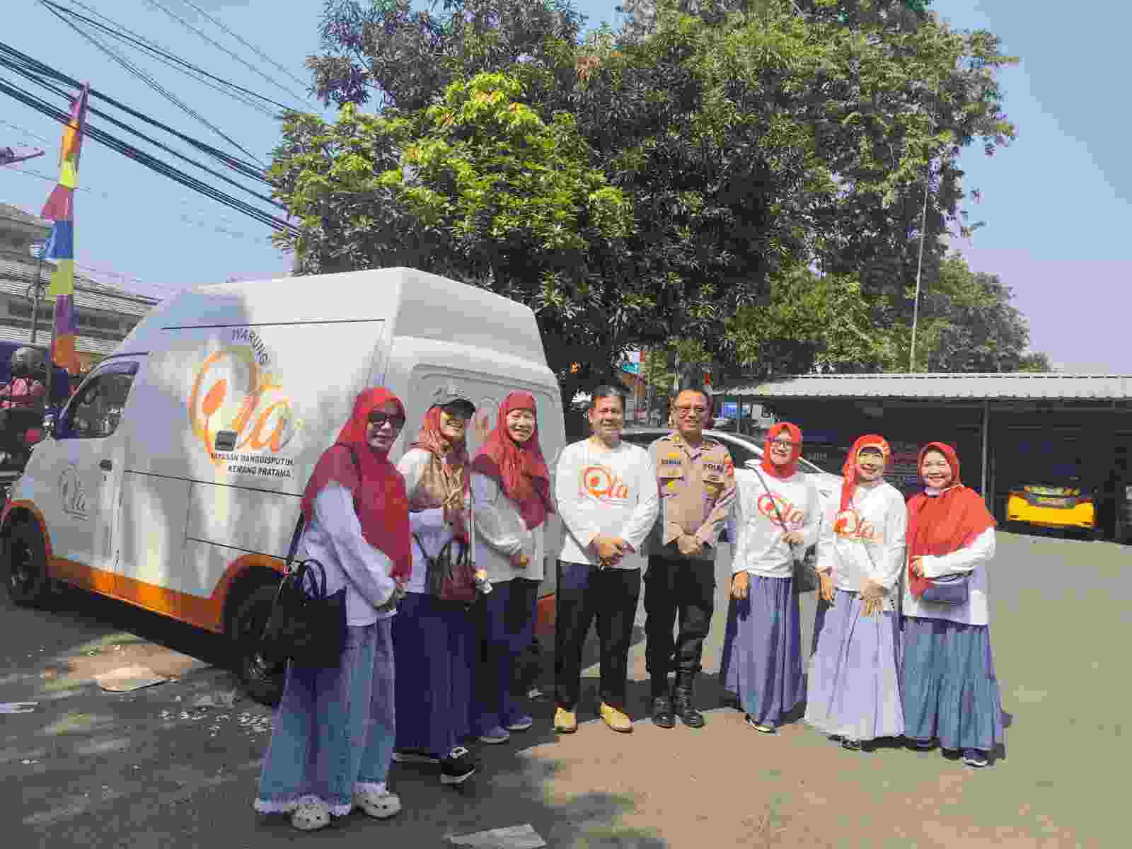 Bersama Yayasan Manggis Putih Warung Kita, Polsek Rawalumbu Berbagi untuk Sesama