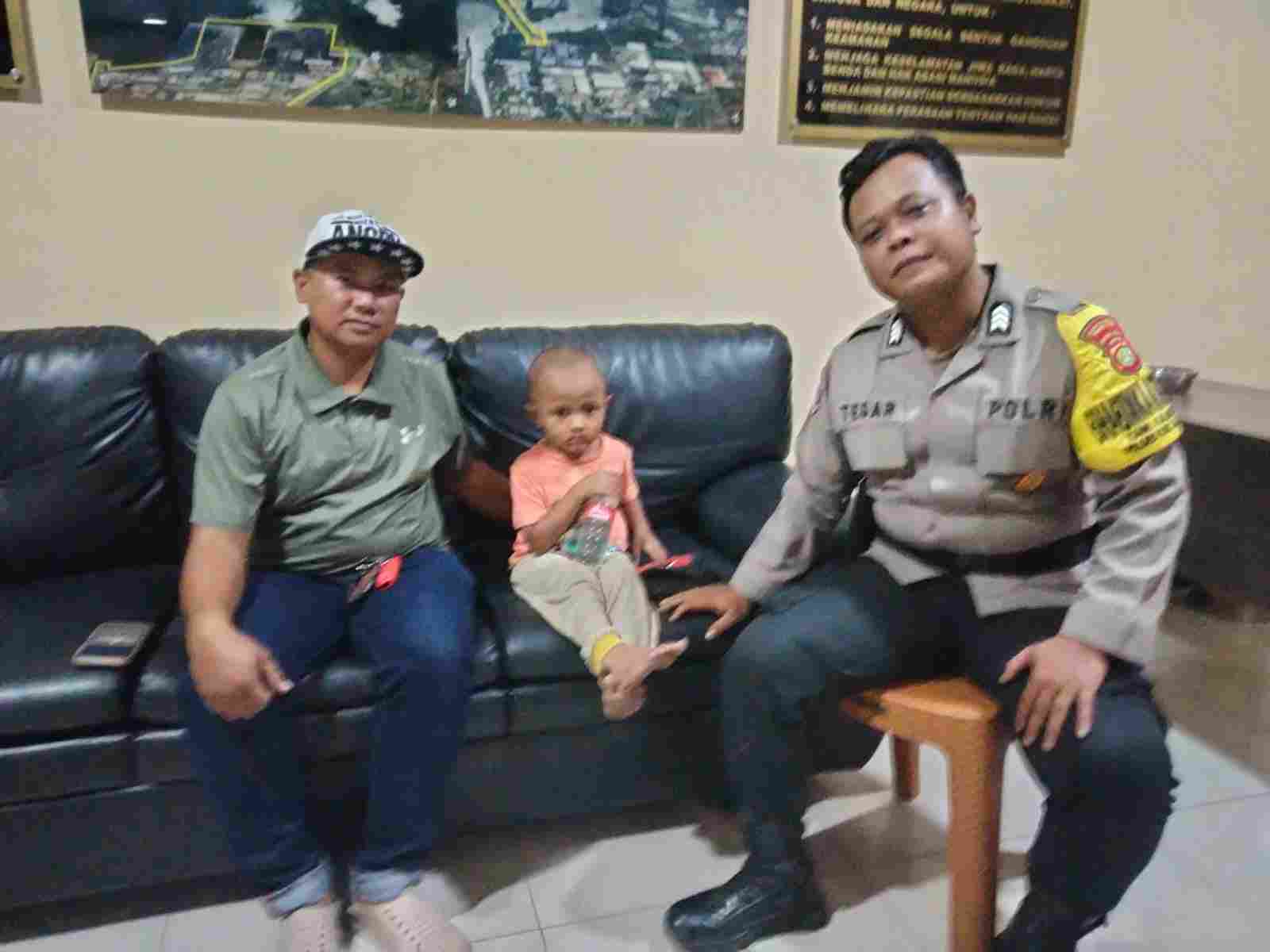 Respons Cepat Personel Polsek Kawasan Kalibaru Polres Priok, Berhasil Mempertemukan Anak Hilang dengan Keluarganya