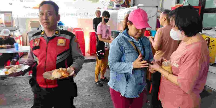 Polsek Metro Penjaringan Bagikan 500 Paket Makanan Gratis, Kapolsek: Polisi Harus Hadir dan Bermanfaat untuk Masyarakat