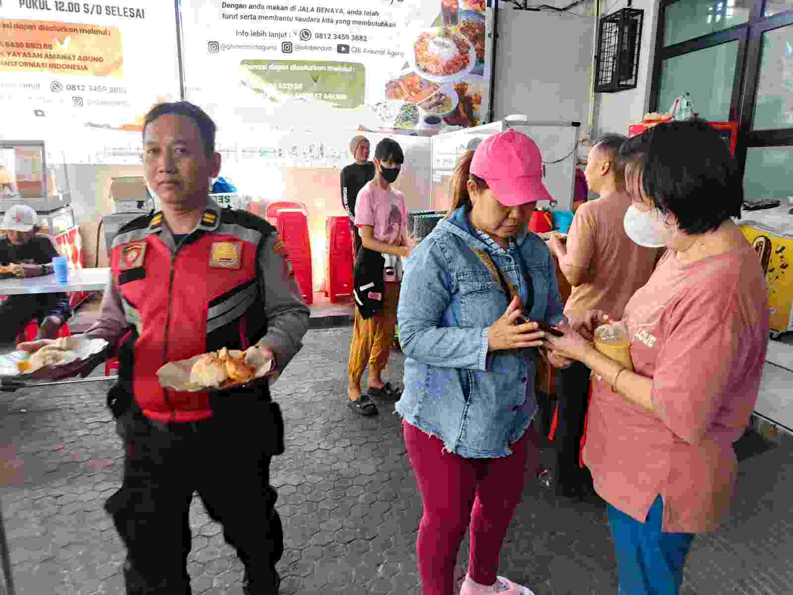 Polsek Metro Penjaringan Bagikan 500 Paket Makanan Gratis, Kapolsek: Polisi Harus Hadir dan Bermanfaat untuk Masyarakat