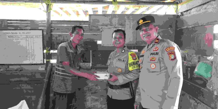 Jumat Peduli, Polsek Kawasan Kali Baru Bagikan Nasi Kotak kepada Warga sebagai Wujud Kepedulian Polri