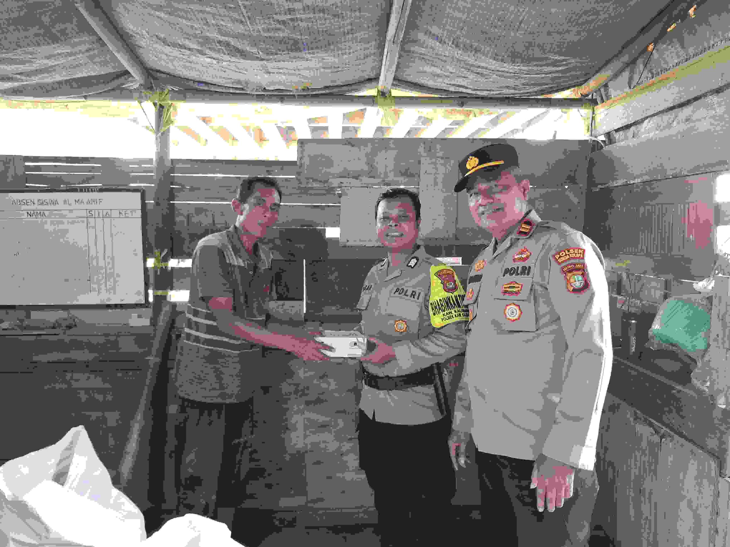 Jumat Peduli, Polsek Kawasan Kali Baru Bagikan Nasi Kotak kepada Warga sebagai Wujud Kepedulian Polri