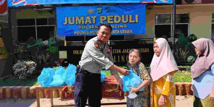 Polsek Cilincing Bagikan 30 Paket Sembako Lewat Program Jumat Peduli, Perkuat Kedekatan dengan Warga
