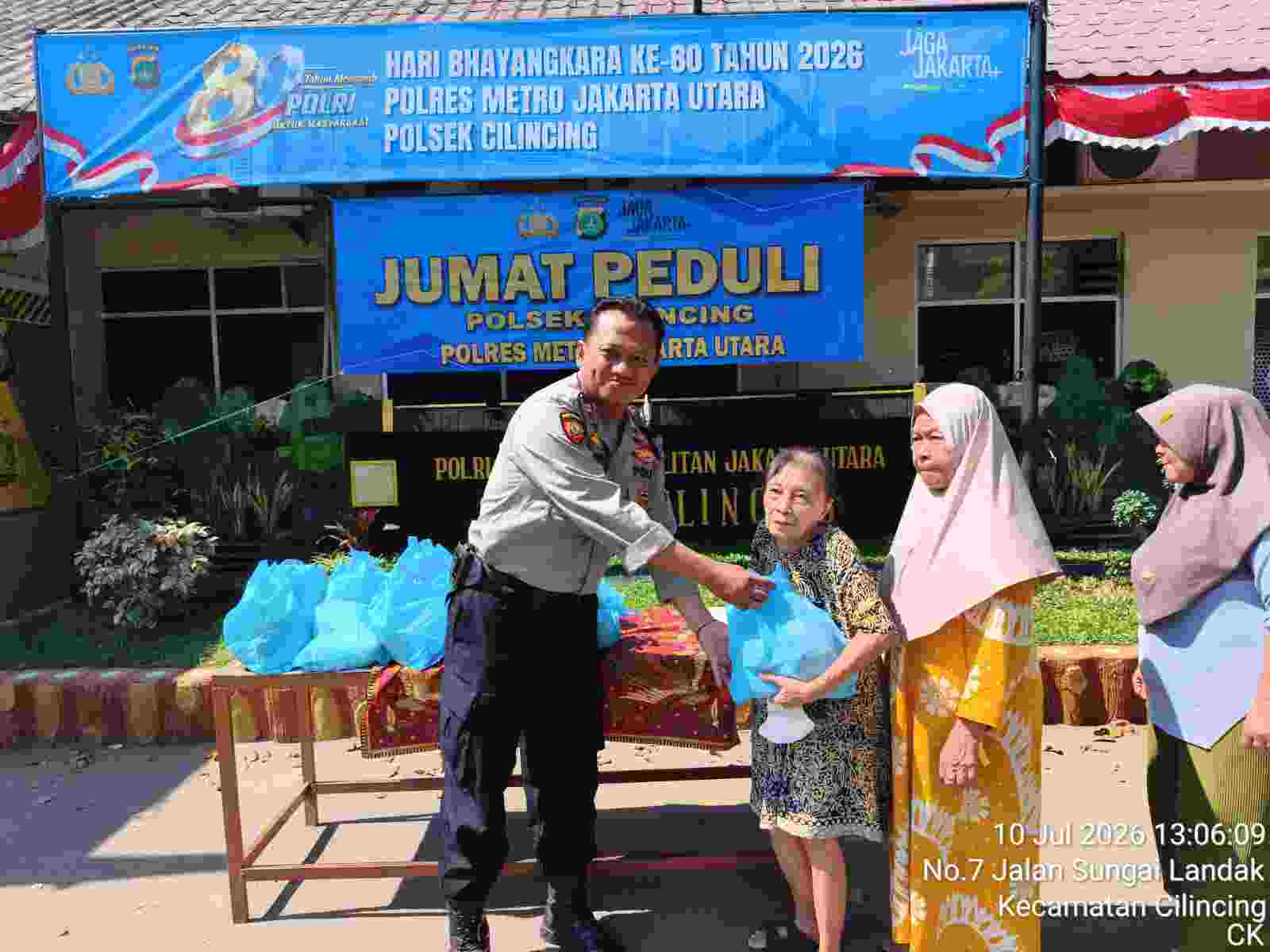 Polsek Cilincing Bagikan 30 Paket Sembako Lewat Program Jumat Peduli, Perkuat Kedekatan dengan Warga