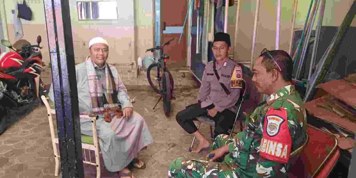 Sinergitas TNI-Polri Perkuat Kamtibmas, Bhabinkamtibmas dan Babinsa Sambangi Tokoh Agama di Bintarajaya