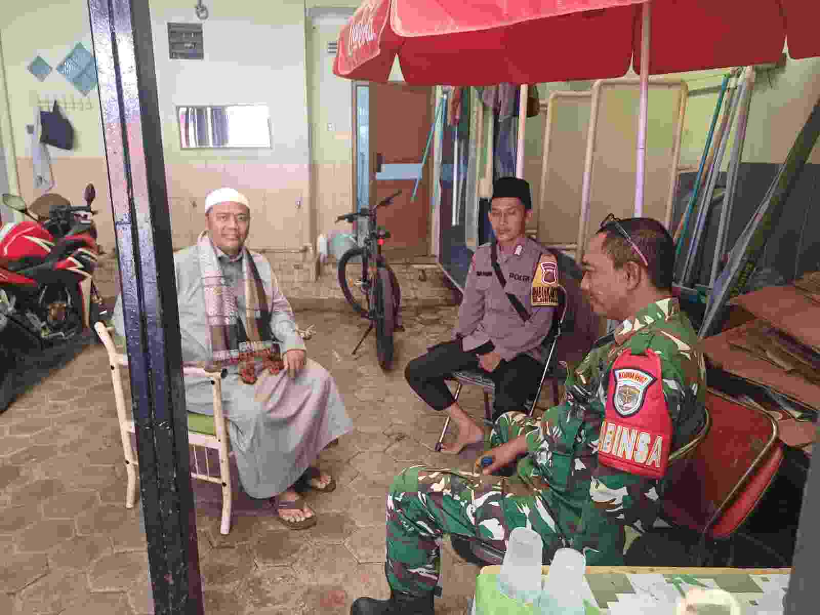 Sinergitas TNI-Polri Perkuat Kamtibmas, Bhabinkamtibmas dan Babinsa Sambangi Tokoh Agama di Bintarajaya