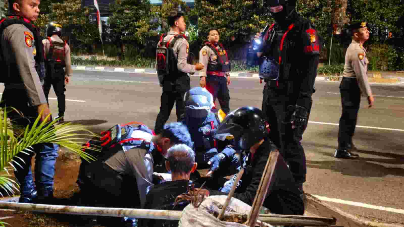 Brimob Metro Jaya Sigap Evakuasi Korban Kecelakaan Saat Patroli Malam di Jakarta Utara