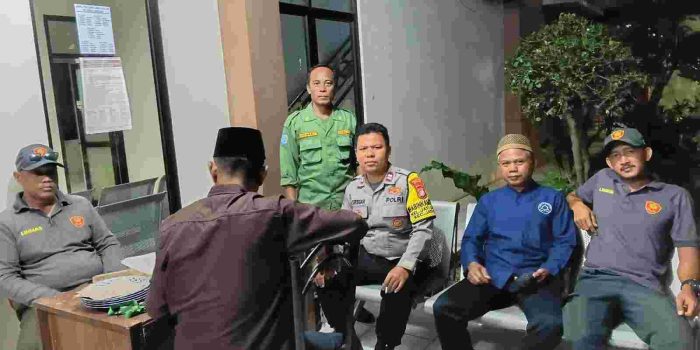 BHABINKAMTIBMAS KELURAHAN JATILUHUR MONITORING WILAYAH DAN BERIKAN PEMBINAAN KEPADA LINMAS