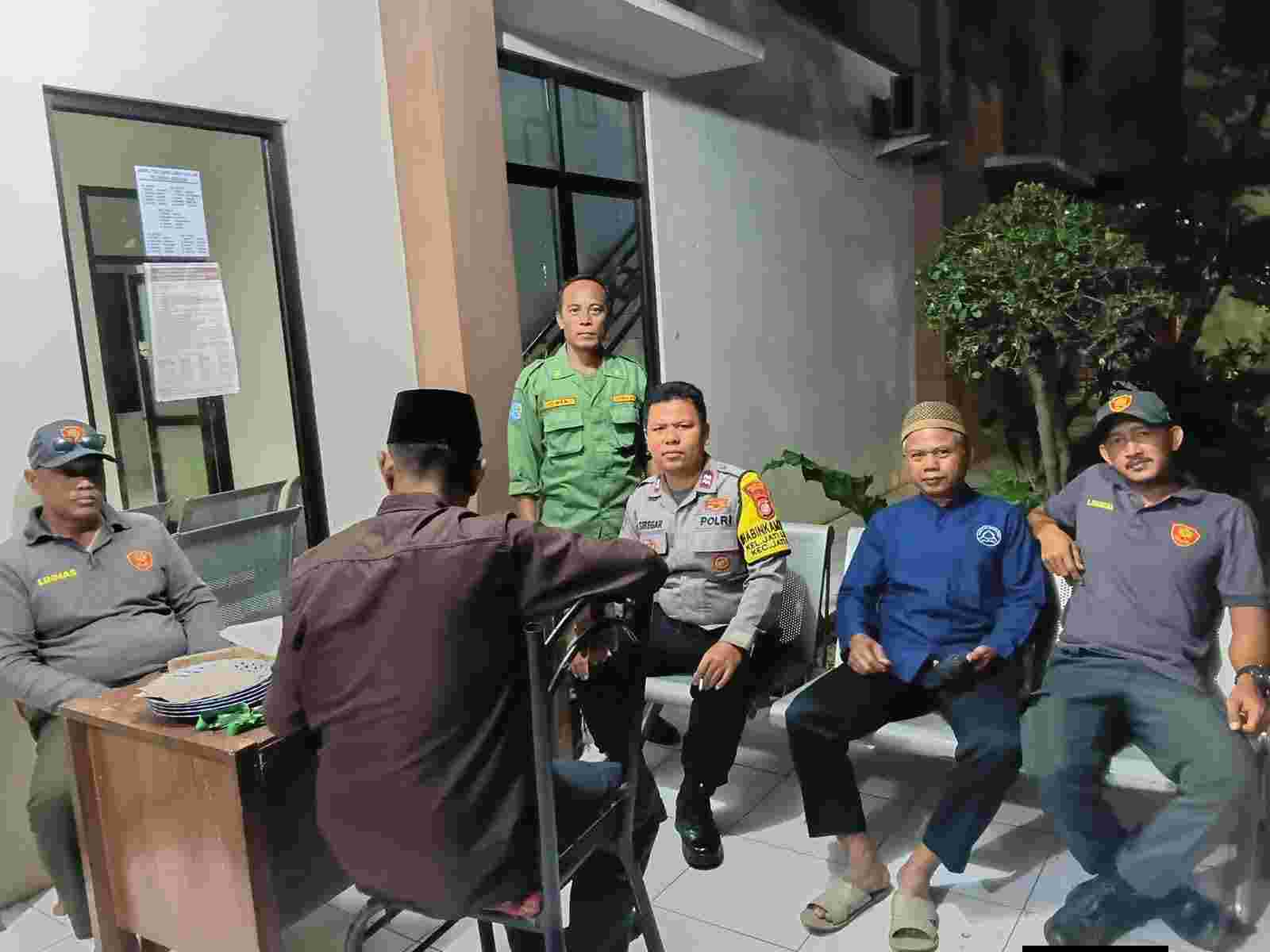 BHABINKAMTIBMAS KELURAHAN JATILUHUR MONITORING WILAYAH DAN BERIKAN PEMBINAAN KEPADA LINMAS