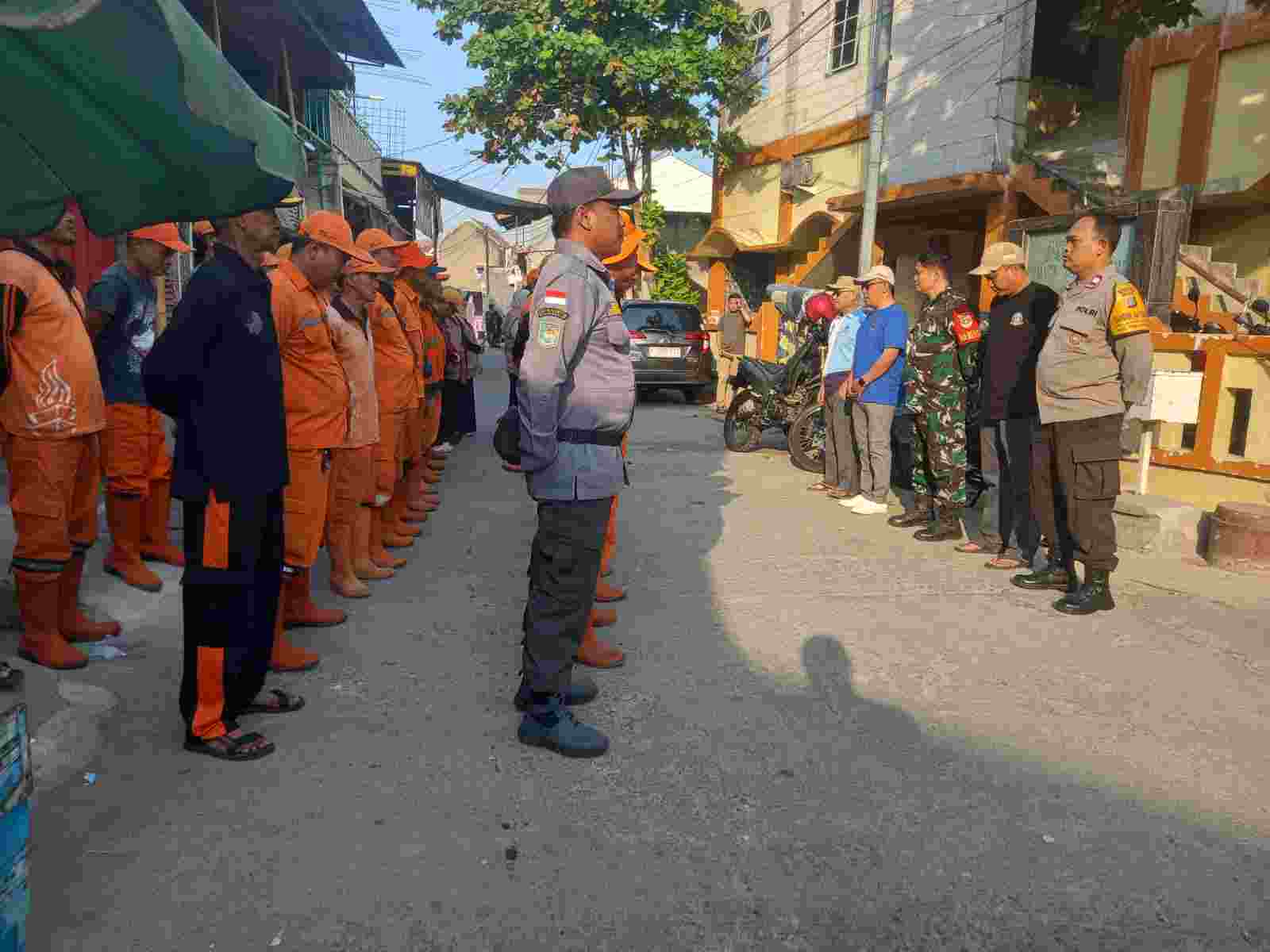 JAGA JAKARTA+ | Polisi Bersama Warga Kerja Bakti, Perkuat Kebersihan Lingkungan dan Kamtibmas di Kamal Muara