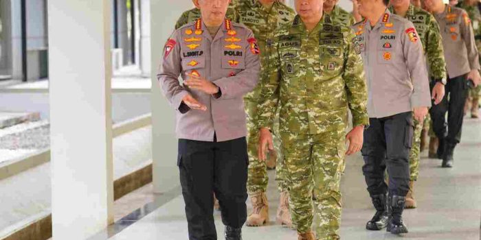 Kapolri Perkuat Soliditas TNI-Polri Lewat Silaturahmi dengan Panglima TNI di Mabes TNI