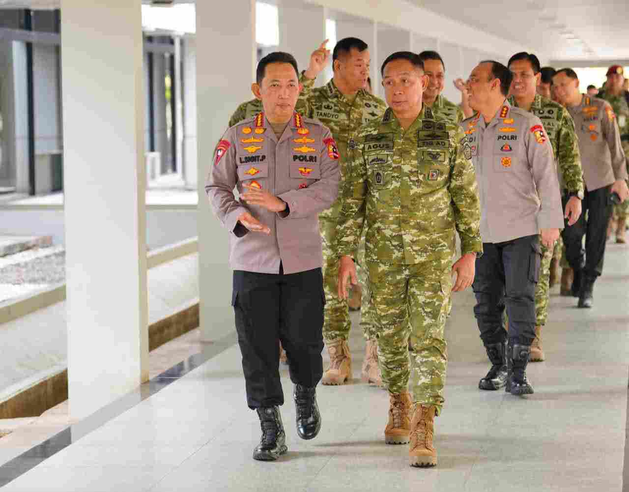Kapolri Perkuat Soliditas TNI-Polri Lewat Silaturahmi dengan Panglima TNI di Mabes TNI