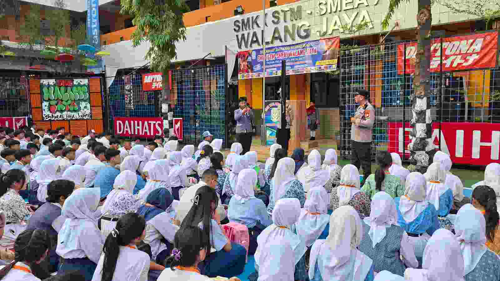 Dukung Program Jaga Jakarta, Polsek Koja Jadi Narasumber MPLS di SMK Walang Jaya Dukung Program Jaga Jakarta, Polsek Koja Jadi Narasumber MPLS di SMK Walang Jaya