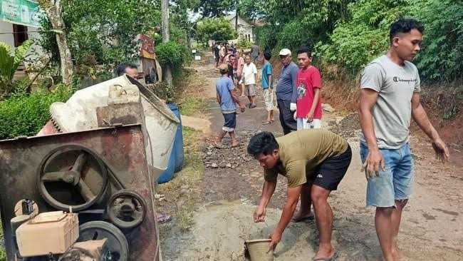 Fenomena Jalan Swadaya: Semangat Gotong Royong yang Mengungkap Krisis Tata Kelola Infrastruktur