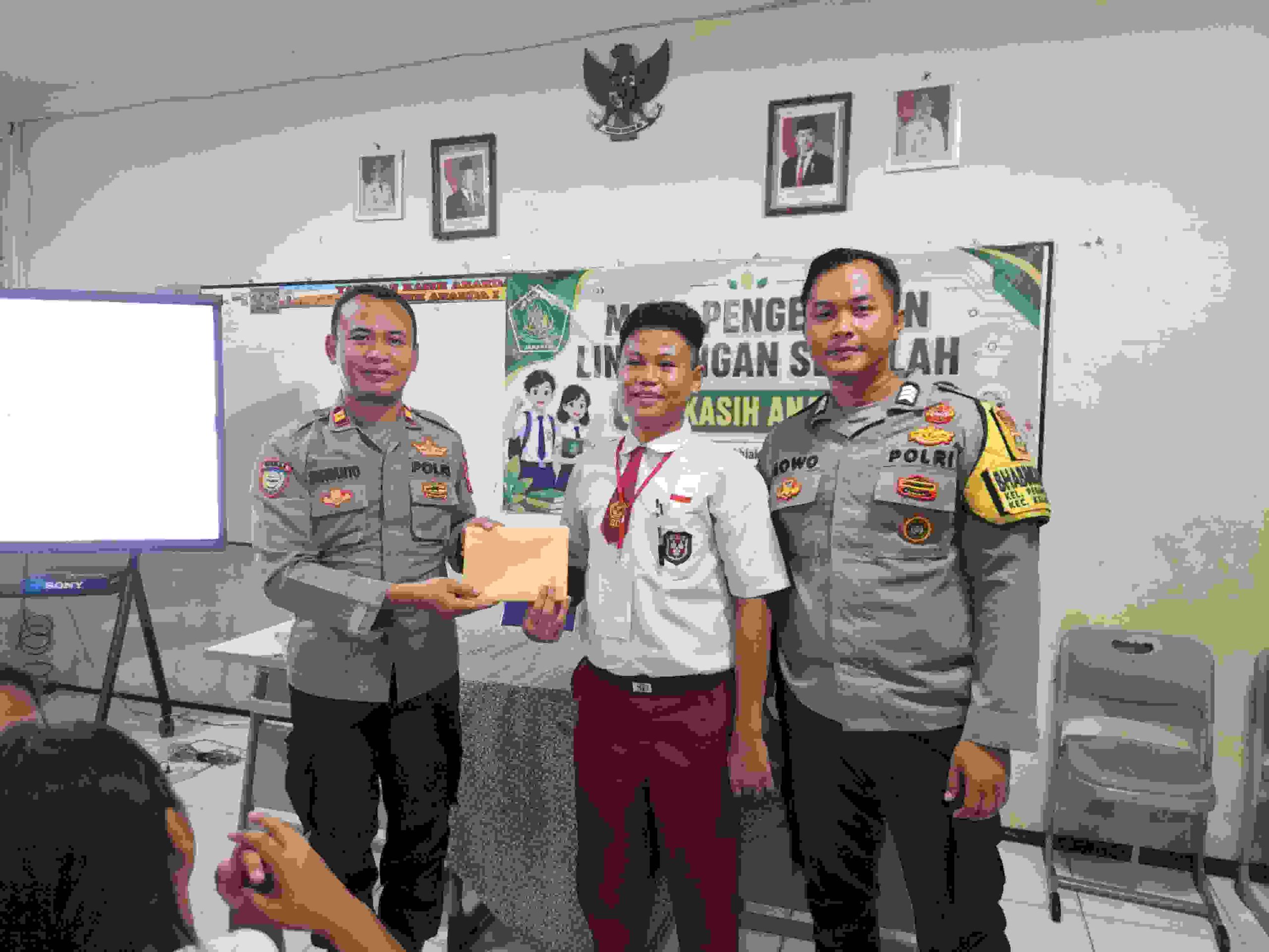 Polsek Kelapa Gading Berikan Edukasi Bahaya Narkoba kepada Siswa Baru SMP Kasih Ananda dalam Kegiatan MPLS
