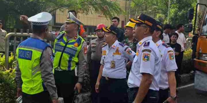 JPO Tendean Ditabrak Truk Alat Berat, Polisi Alihkan Arus Lalu Lintas
