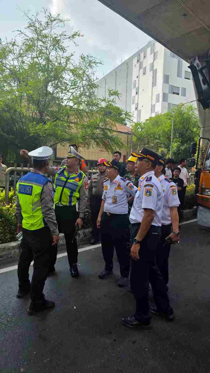 JPO Tendean Ditabrak Truk Alat Berat, Polisi Alihkan Arus Lalu Lintas
