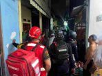 Brimob Polda Metro Jaya Sigap Amankan Lokasi Kebakaran Saat Patroli Malam di Bekasi Barat