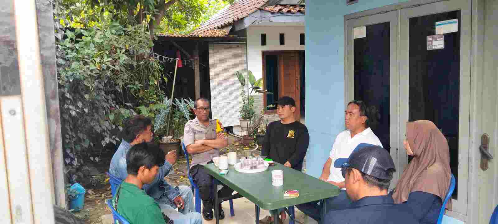 Bhabinkamtibmas Jatiwarna Sambangi Tokoh Masyarakat, Perkuat Sinergi Jaga Kamtibmas Melalui Program Jaga Jakarta On The Spot