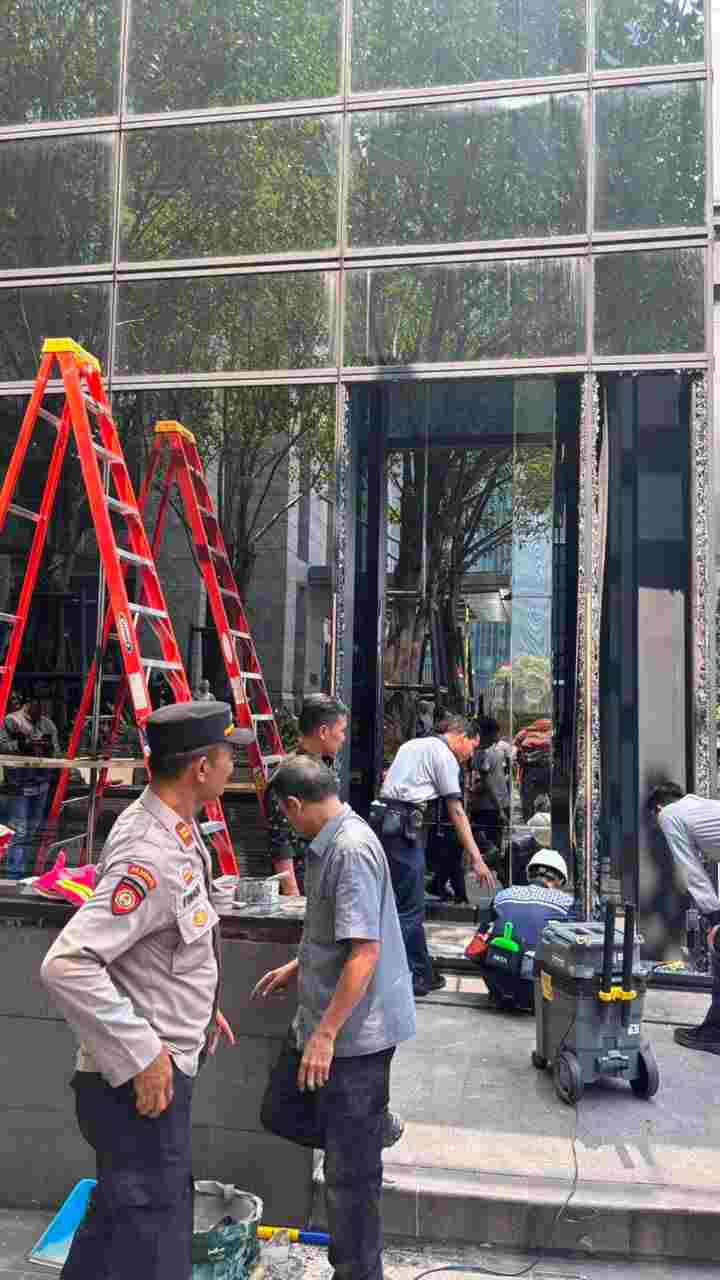 Mobil Tabrak Kaca Gedung di Kebayoran Baru, Pengemudi dan Pengelola Capai Kesepakatan