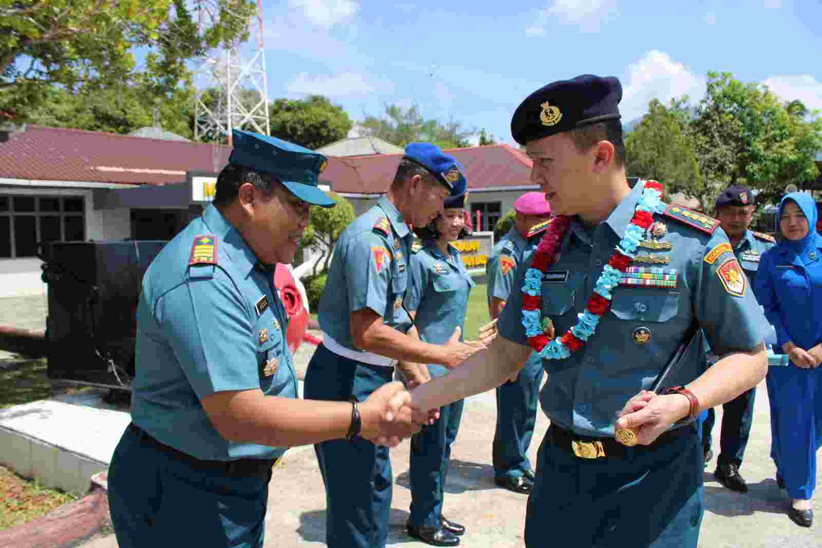 Lanal Ranai Lepas Danlanal Ranai dan Ketua Jalasenastri Dengan Suasana Haru dan Bangga Lanal Ranai Lepas Danlanal Ranai dan Ketua Jalasenastri Dengan Suasana Haru dan Bangga