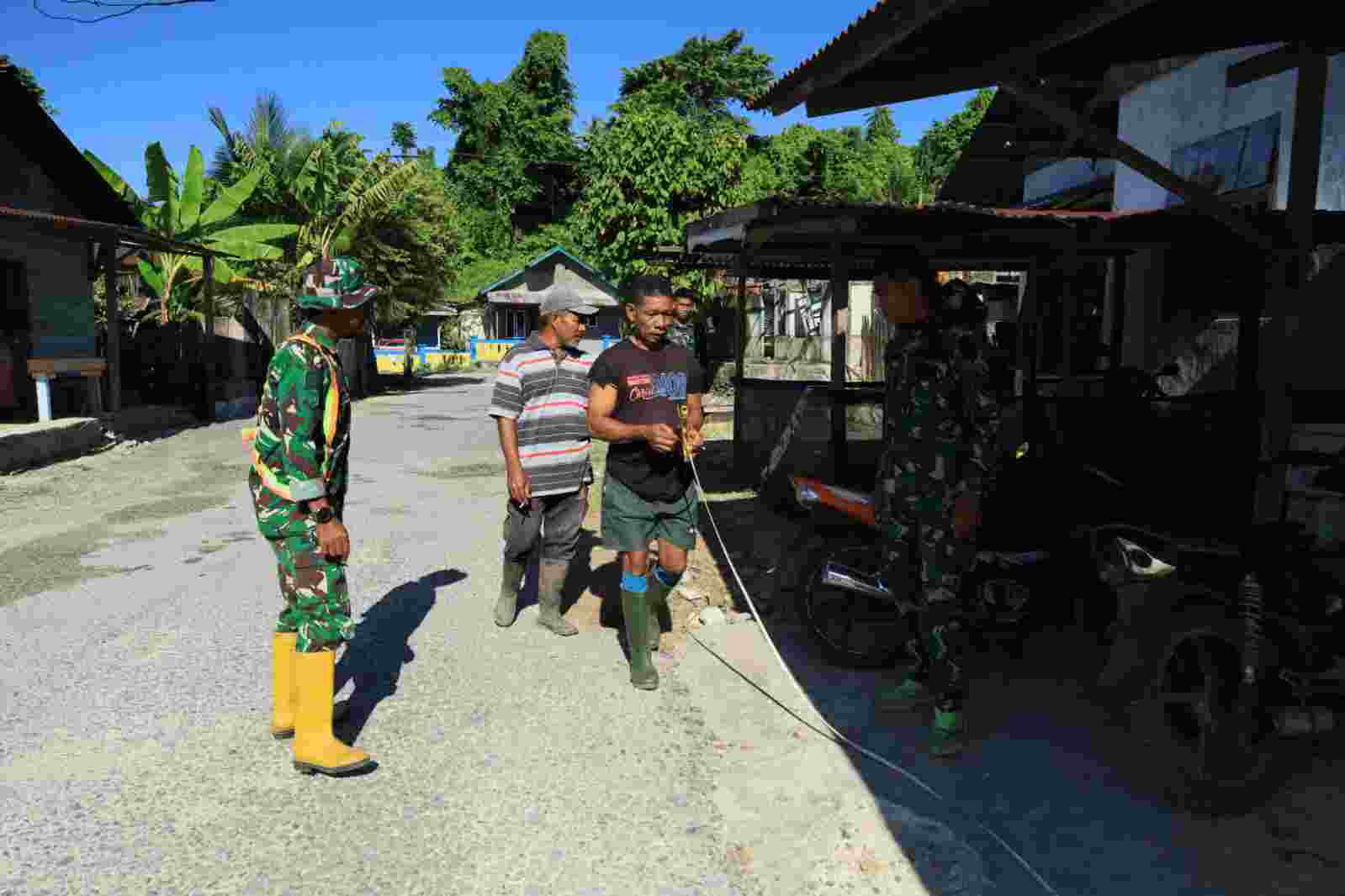 Hari Pertama Pekerjaan Fisik TMMD ke-129 Kodim 1505/Tidore, TNI Bersama Masyarakat Kompak Bangun Desa Hari Pertama Pekerjaan Fisik TMMD ke-129 Kodim 1505/Tidore, TNI Bersama Masyarakat Kompak Bangun Desa