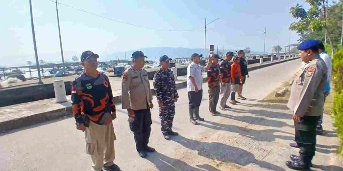 AKSI CEPAT TNI AL DAN TIM SAR GABUNGAN EVAKUASI KORBAN LAKA LAUT