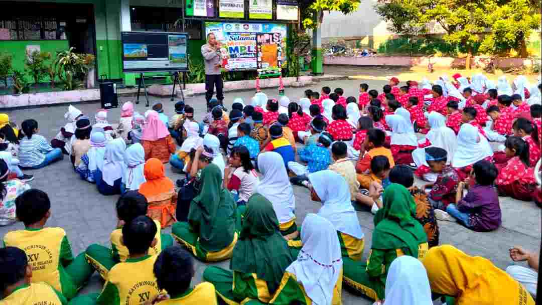 Jakarta On The Spot: Polsek Bekasi Selatan Tanamkan Nilai Budi Pekerti dan Antiperundungan Kepada Pelajar SDN Kayuringin Jaya XV