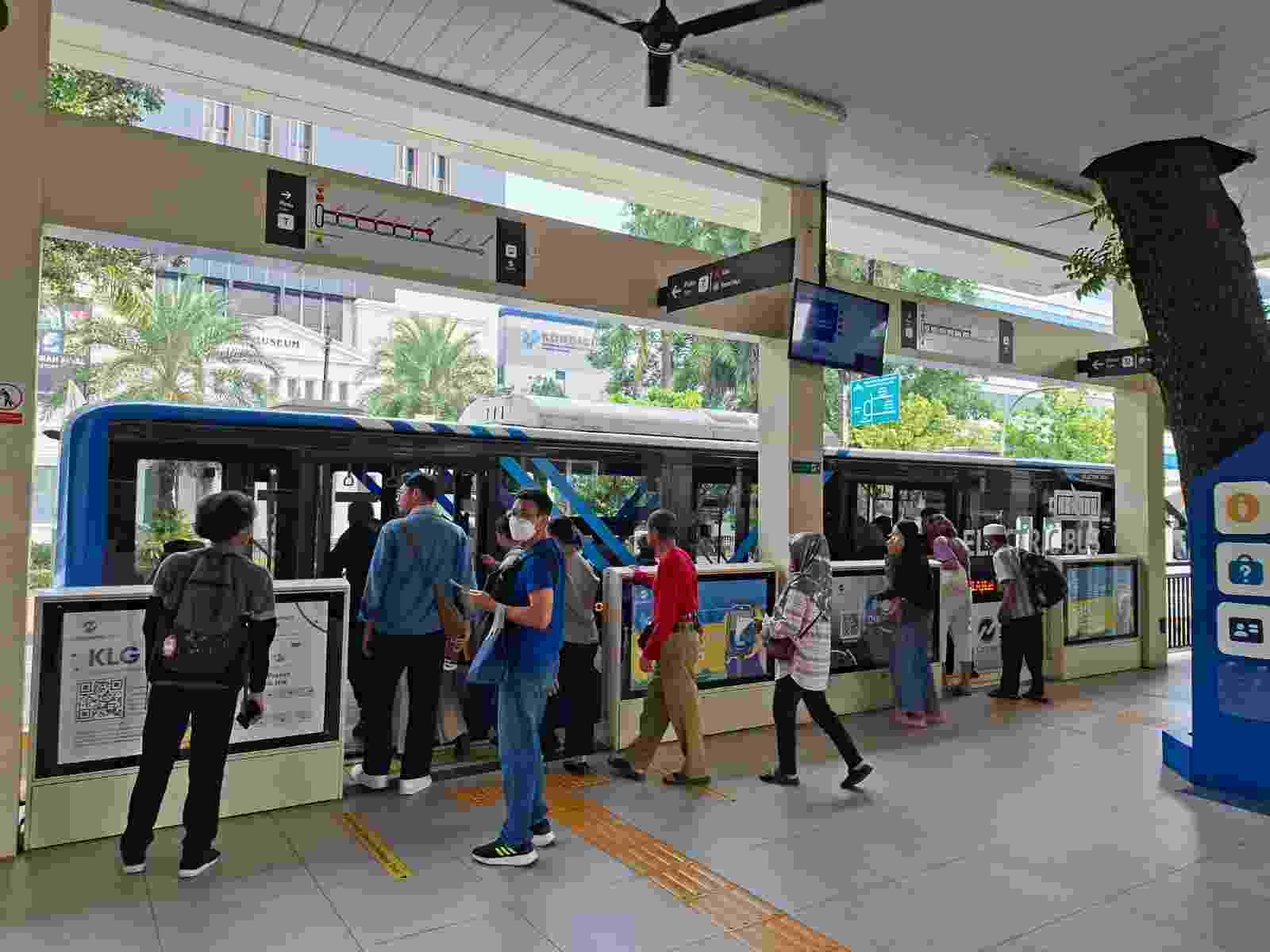Dua Dekade Transformasi Transjakarta: Layani 1,5 Juta Penumpang per Hari, Jangkau 92,4 Persen Warga Jakarta Dua Dekade Transformasi Transjakarta: Layani 1,5 Juta Penumpang per Hari, Jangkau 92,4 Persen Warga Jakarta