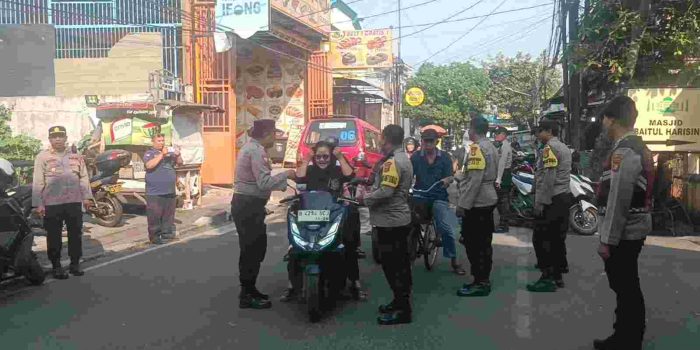 Polsek Koja Gelar Bakti Sosial Jumat Peduli, Tebar Kepedulian kepada Warga