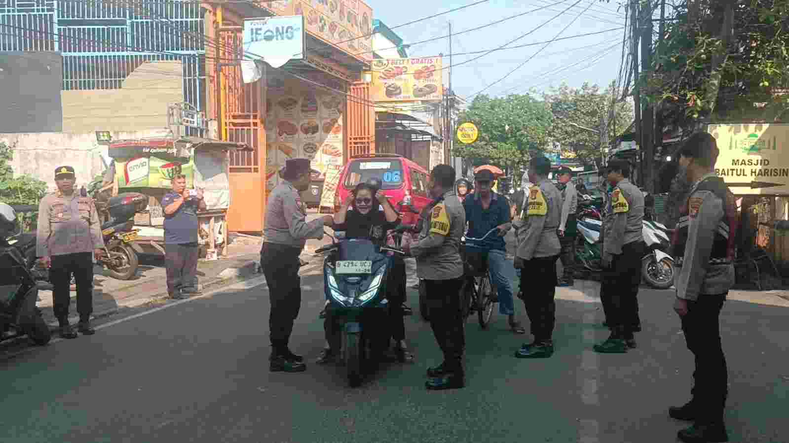 Polsek Koja Gelar Bakti Sosial Jumat Peduli, Tebar Kepedulian kepada Warga
