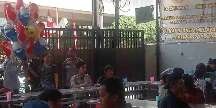 Jumat Peduli, Polsek Metro Penjaringan Bagikan Makanan Gratis dan Sampaikan Pesan Kamtibmas