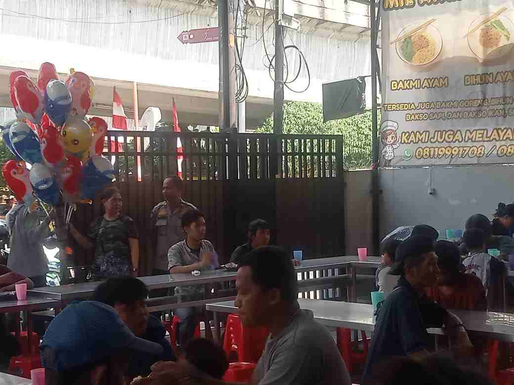 Jumat Peduli, Polsek Metro Penjaringan Bagikan Makanan Gratis dan Sampaikan Pesan Kamtibmas