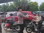 Polsek Kelapa Gading Bagikan 50 Nasi Kotak kepada Ojol dan Warga dalam Program Jumat Peduli