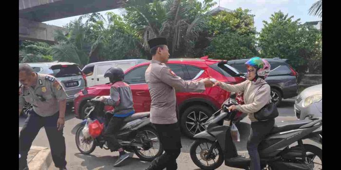 Polsek Kelapa Gading Bagikan 50 Nasi Kotak kepada Ojol dan Warga dalam Program Jumat Peduli