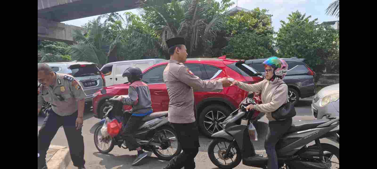 Polsek Kelapa Gading Bagikan 50 Nasi Kotak kepada Ojol dan Warga dalam Program Jumat Peduli