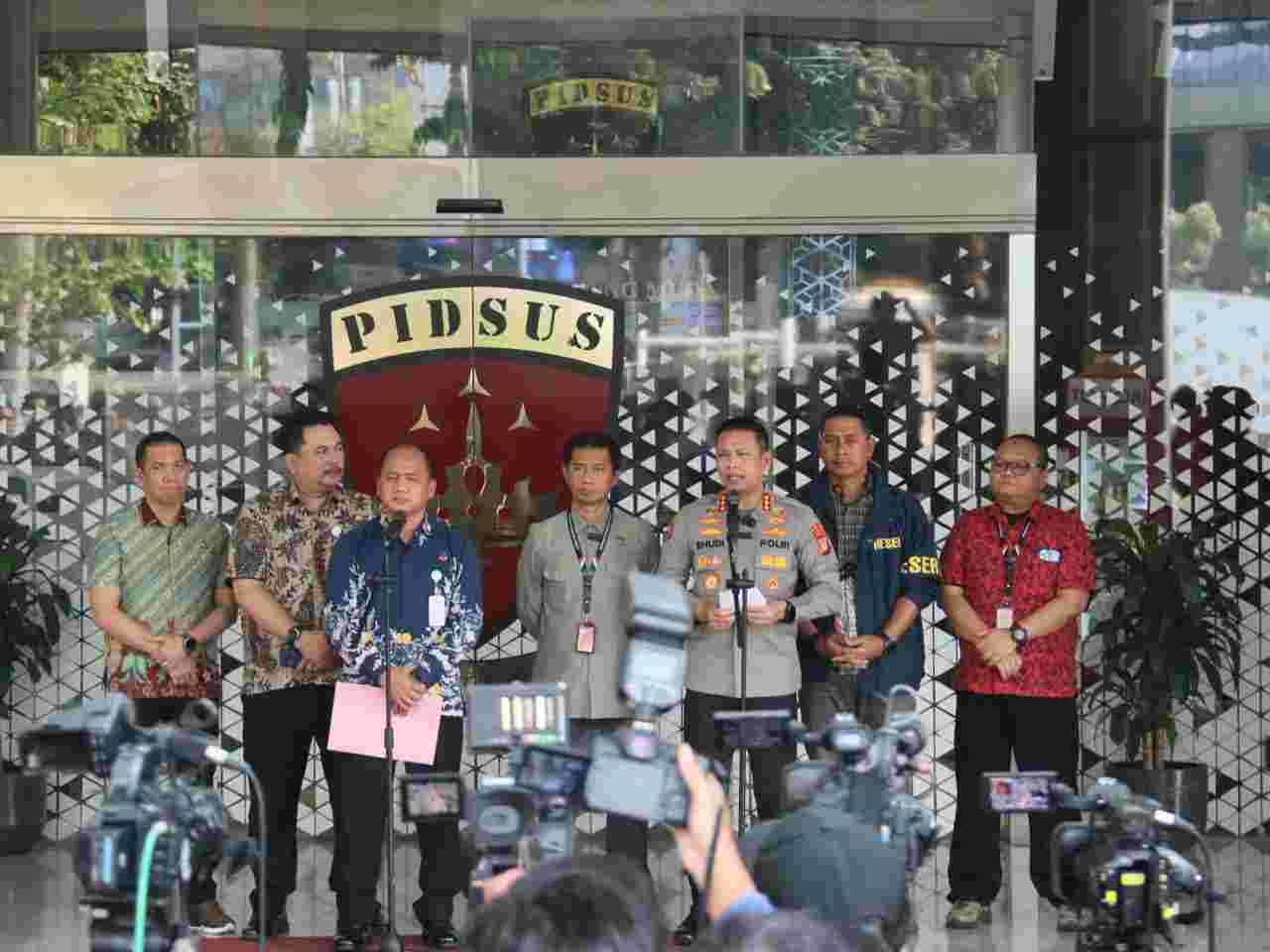 Polri Serahkan Tersangka dan Barang Bukti Perkara Dugaan Korupsi kepada Kejaksaan Agung