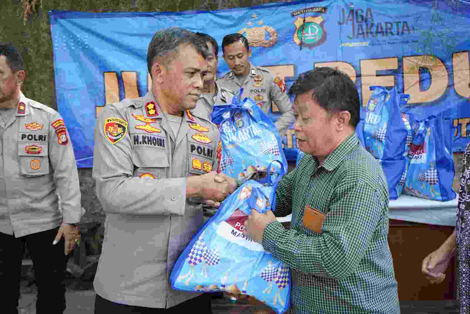Jumat Peduli, Polres Metro Jakarta Utara Salurkan Paket Sembako untuk Warga Rawabadak Utara