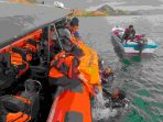 TNI AL LANAL LABUAN BAJO BERSAMA TIM SAR GABUNGAN EVAKUASI WISATAWAN TENGGELAM DI PERAIRAN PULAU KELOR TNI AL LANAL LABUAN BAJO BERSAMA TIM SAR GABUNGAN EVAKUASI WISATAWAN TENGGELAM DI PERAIRAN PULAU KELOR