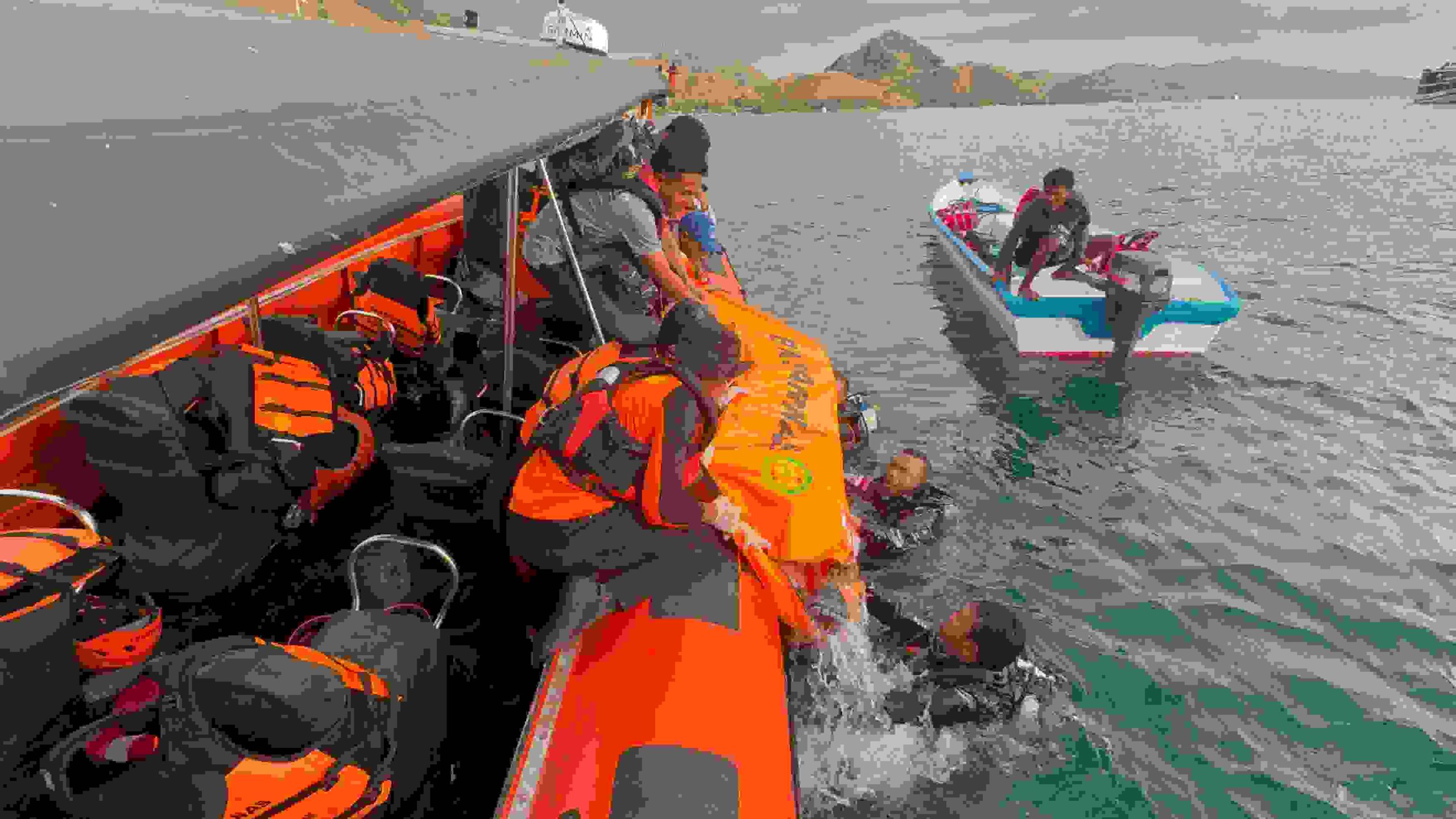 TNI AL LANAL LABUAN BAJO BERSAMA TIM SAR GABUNGAN EVAKUASI WISATAWAN TENGGELAM DI PERAIRAN PULAU KELOR TNI AL LANAL LABUAN BAJO BERSAMA TIM SAR GABUNGAN EVAKUASI WISATAWAN TENGGELAM DI PERAIRAN PULAU KELOR