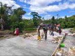 Turun Langsung ke Lapangan, Dansatgas TMMD Ke-129 Kodim 1807/Sorsel Kobarkan Semangat Gotong Royong Warga Turun Langsung ke Lapangan, Dansatgas TMMD Ke-129 Kodim 1807/Sorsel Kobarkan Semangat Gotong Royong Warga