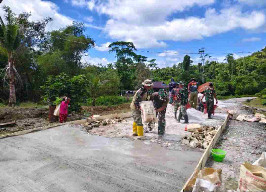 Turun Langsung ke Lapangan, Dansatgas TMMD Ke-129 Kodim 1807/Sorsel Kobarkan Semangat Gotong Royong Warga Turun Langsung ke Lapangan, Dansatgas TMMD Ke-129 Kodim 1807/Sorsel Kobarkan Semangat Gotong Royong Warga