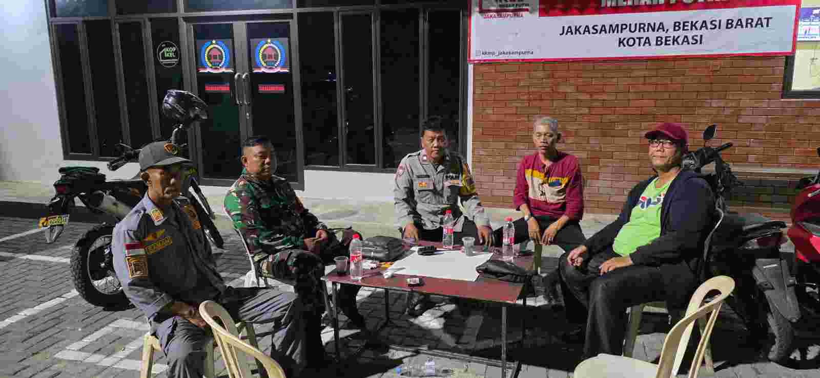 Jaga Jakarta On The Spot Sinergitas TNI-Polri, Bhabinkamtibmas dan Babinsa Patroli Wilayah Pastikan Situasi Jakasampurna Tetap Aman Jaga Jakarta On The Spot Sinergitas TNI-Polri, Bhabinkamtibmas dan Babinsa Patroli Wilayah Pastikan Situasi Jakasampurna Tetap Aman