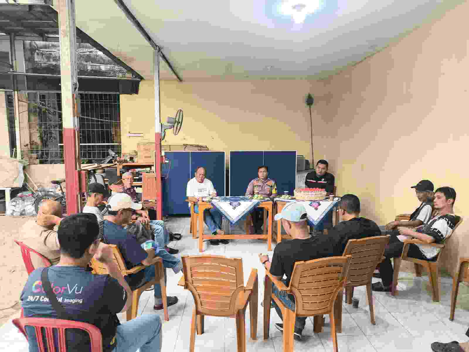 JAGA JAKARTA ON THE SPOT: BHABINKAMTIBMAS HADIR DALAM PENYERAPAN ASPIRASI MASYARAKAT DI WILAYAH JATIKRAMAT JATIASIH