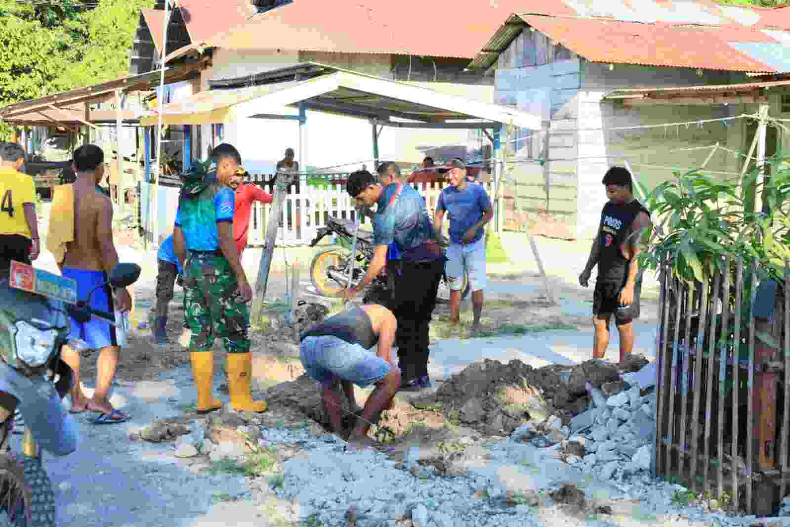 Semangat Kebersamaan Satgas TMMD ke-129 Kodim 1505/Tidore dan Warga Terus Menggelora di Lokasi Pembangunan Drainase Semangat Kebersamaan Satgas TMMD ke-129 Kodim 1505/Tidore dan Warga Terus Menggelora di Lokasi Pembangunan Drainase