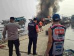 Tiga Kapal Terbakar di Dermaga Kaliadem Muara Angke, Polisi Amankan Lokasi Tiga Kapal Terbakar di Dermaga Kaliadem Muara Angke, Polisi Amankan Lokasi