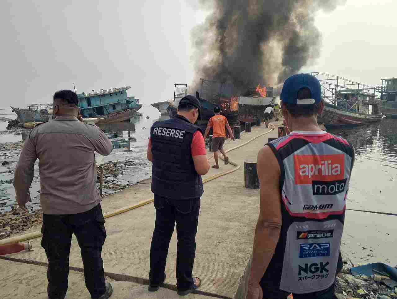 Tiga Kapal Terbakar di Dermaga Kaliadem Muara Angke, Polisi Amankan Lokasi